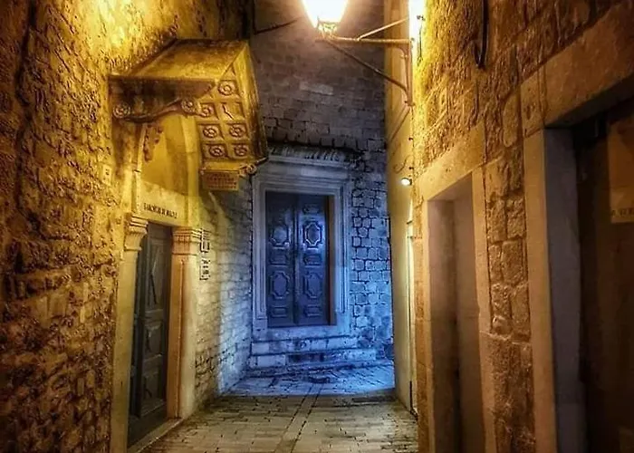 Merica Βίλα Τρογκίρ