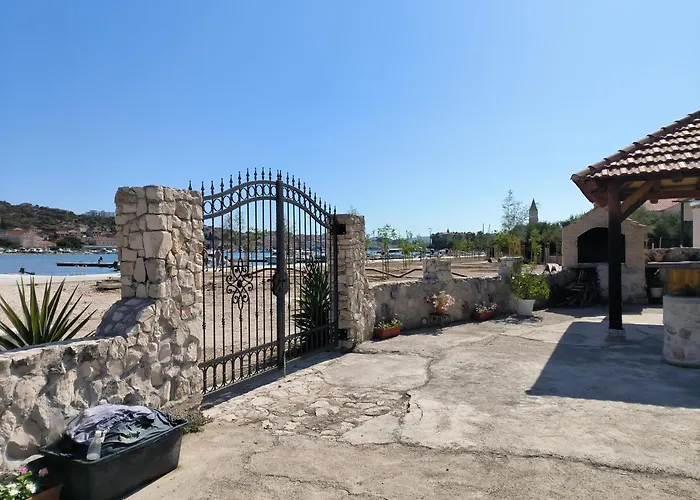 Merica Βίλα Τρογκίρ